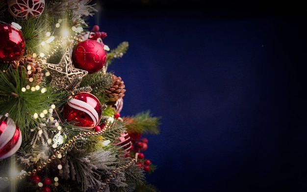 Frohe Weihnachten und Neujahr Hintergrund, brennende Kerzen mit Dekorationen auf Holz Hintergrund