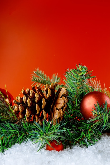 Frohe Weihnachten und Neujahrsdekoration Schnee Winter in der Kugel Schneeflocken auf Zweig mit Tannenzapfen