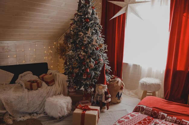 Frohe Weihnachten und schöne Feiertage. Stilvolles Wohnzimmer mit dekoriertem Weihnachtsbaum und bequemem Sofa. Neujahr.