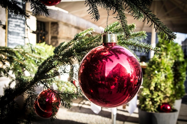 Frohe Weihnachten. Weihnachtsbaumspielzeug und -bälle hautnah. Bunte Weihnachtskugeln