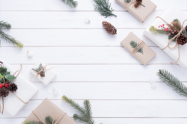 Frohe Weihnachtsdekoration für Feier auf weißem Holzhintergrund