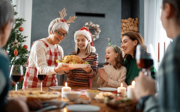 Frohe Weihnachtsfeiertage und Zweisamkeit in der Nähe von Baum