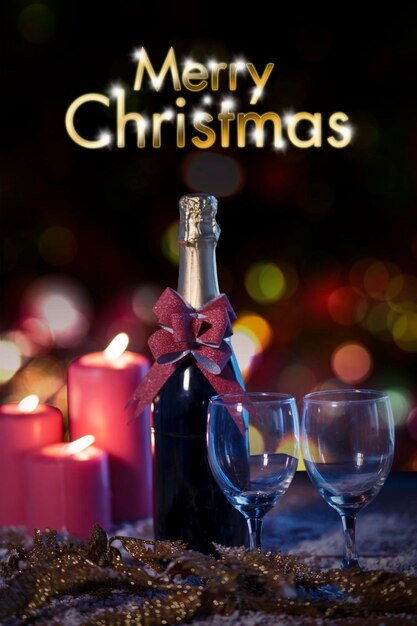 Froher Weihnachtstext mit Champagner und Kerzen