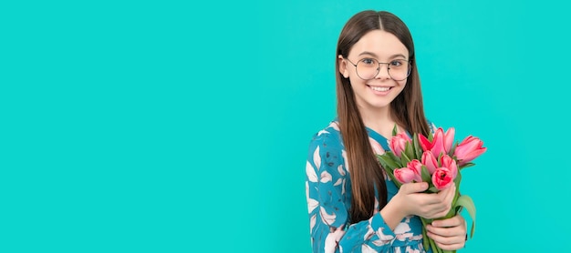 Frohes Kinderporträt in Gläsern mit Tulpen Mütter oder Kinder am Frauentag halten Blumen Banner des Frühlingskindermädchens mit Tulpen Blumenstrauß Studioportrait mit Kopierraum