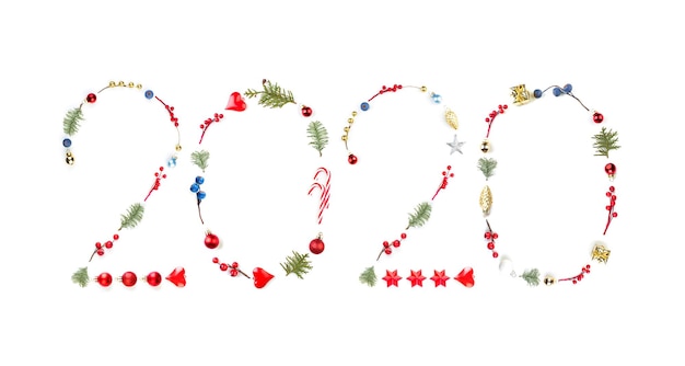 Frohes neues Jahr 2020 Creative Number 2020 Komposition mit Weihnachtsbaum Zweig rote Stechpalmenbeeren Kugeln und Weihnachtsdekor isoliert auf weißem Hintergrund Schönes Designelement für Weihnachtskarte