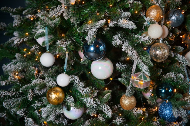 Frohes neues Jahr 2020. Weihnachten und Neujahr Urlaub Hintergrund. Baum des neuen Jahres mit Lichtern