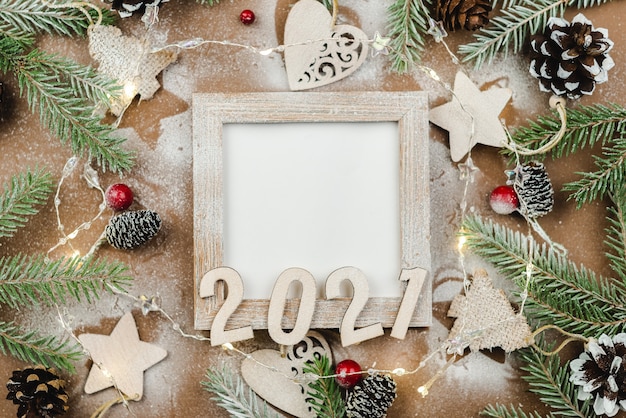Frohes neues Jahr 2021 auf einem hölzernen Hintergrund