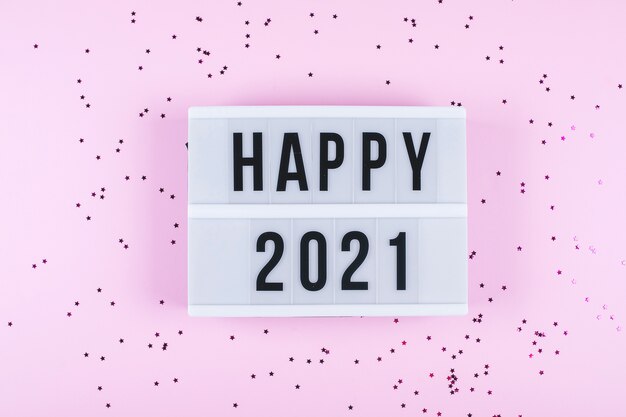 Frohes Neues Jahr 2021 feiern. Leuchtkasten mit Text Happy 2021 und funkelt