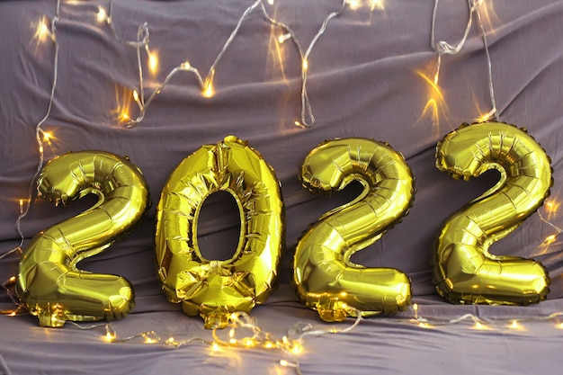 Frohes neues Jahr 2022 kreative Komposition aus goldenen Ballons