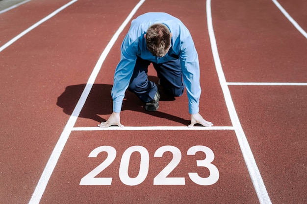 Frohes neues Jahr 2023 Konzept der Unternehmensgründung oder Karriere im neuen Jahr Geschäftsmann bereitet sich auf die Eröffnung eines Unternehmens im Jahr 2023 vor Übergang zu einem neuen Level-Konzept