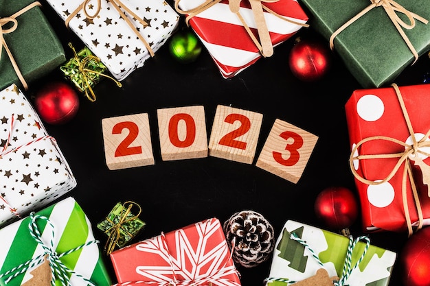 Frohes neues Jahr 2023, Weihnachten 2023, Weihnachtsgeschenke in festlicher Atmosphäre