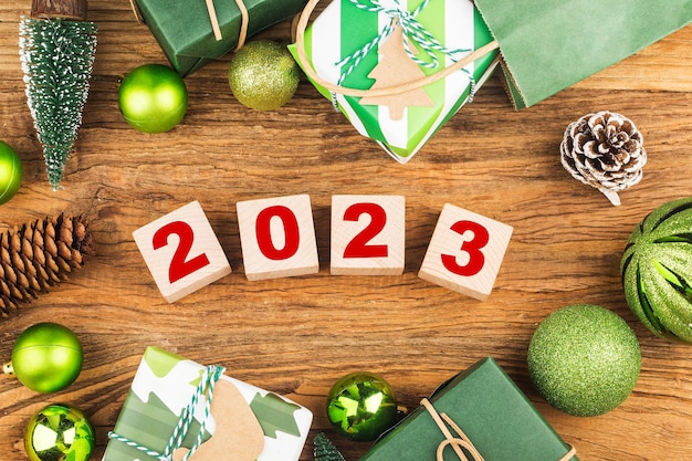 Frohes neues Jahr 2023, Weihnachten 2023, Weihnachtsgeschenke in festlicher Atmosphäre