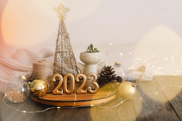 Frohes neues Jahr 2023 Weihnachtshintergrund mit Tannenzapfen und Weihnachtsschmuck Weihnachtsfeier Neujahrskonzept