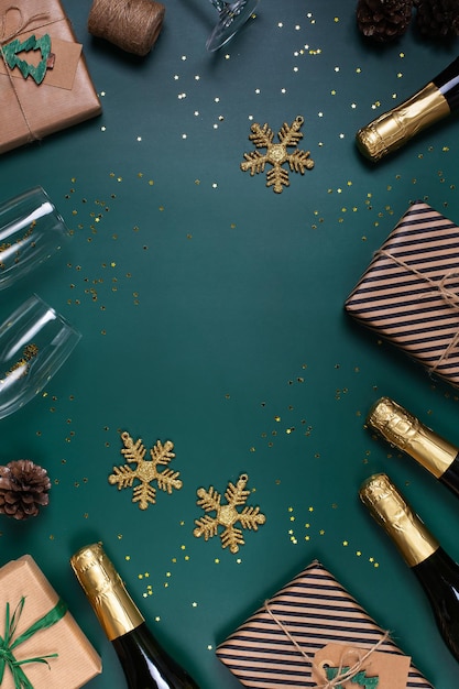Frohes neues Jahr Grußkarte mit Champagner und Geschenkboxen