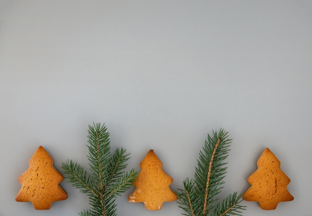 Frohes neues Jahr Lebkuchen aus Ingwerkeksen glasierte Zuckerglasurdekoration auf schwarzem Hintergrund, minimales saisonales Pandemie-Winterurlaubsbanner