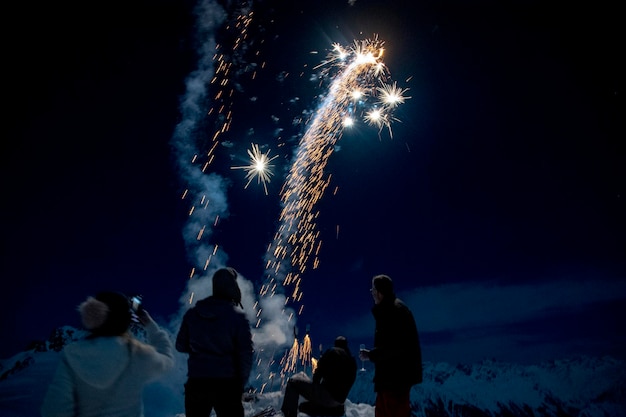 Frohes neues Jahr und frohes Weihnachtsfeuerwerk auf Bergschneehintergrund