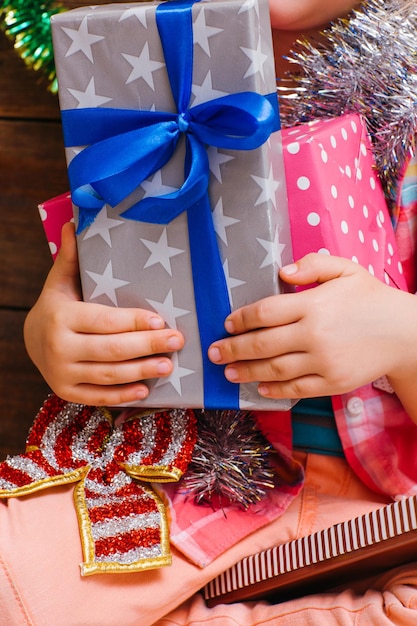 Frohes neues Jahr Weihnachtswunder Alles für kleine Kinder viele Geschenke für unerkennbare Kinder Nahaufnahme Fröhliche Stimmung festliches Konzept