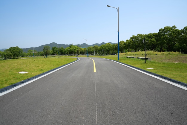 Los frondosos árboles y las carreteras al aire libre