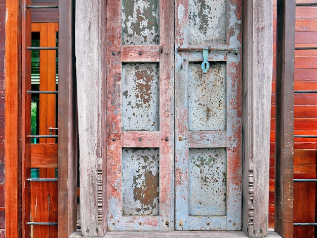 Front View der geschlossenen alten Weinlese-Holztür mit Klinke
