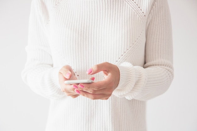 Frontabschluß oben der Frau, die das intelligente Mobiltelefon verwendet, Massagen sendend