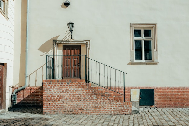 Frontalansicht der Türen und Treppen an der Fassade eines alten Gebäudes