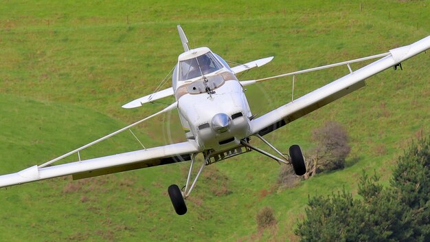 Foto frontalansicht des düngerflugzeugs im flug