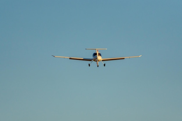 Frontalansicht des Flugzeugs, das sich bei Sonnenuntergang der Landebahn nähert