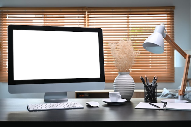 Frontansicht-Computer mit leeren Bildschirmvorräten und Lampe auf schwarzem Tisch