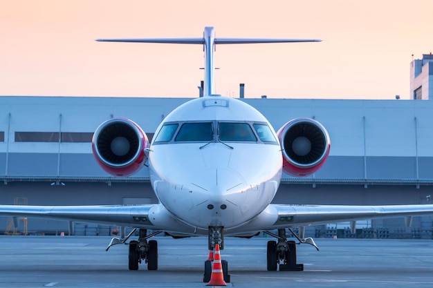 Frontansicht des Corporate Business Jets auf dem Flughafenvorfeld in der Nähe des Terminals