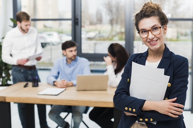 Frontansicht einer Frau aus den Personalabteilungen, die im Büro posiert