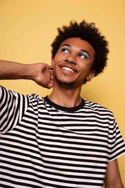 Foto frontansicht mann mit grafischem augen-make-up