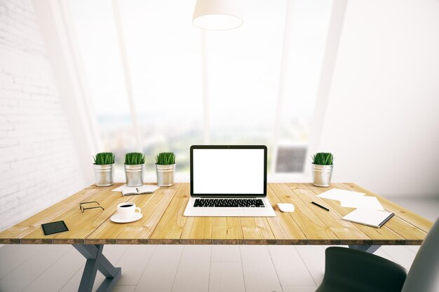 Frontansicht von Holz-Desktop mit leerem weißen Laptop, Kaffeetasse, dekorativen Pflanzen, Vorräten und anderen Gegenständen Mock-up 3D-Rendering