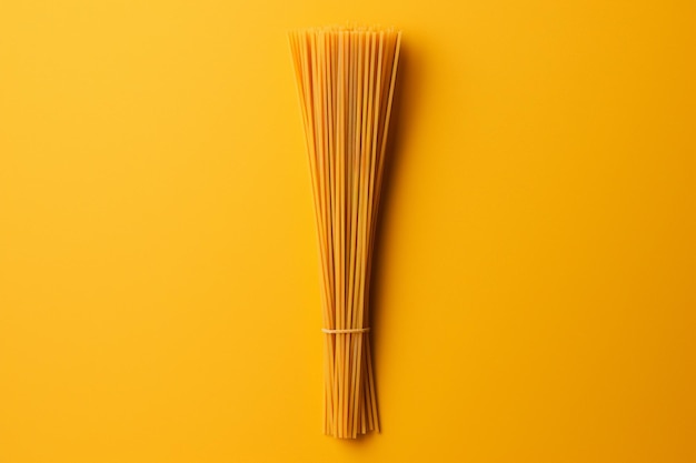 Foto frontansicht von spaghetti auf einem einfachen hintergrund