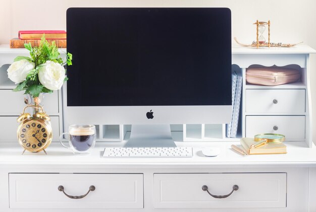 Foto fronteira de espaço de trabalho feminino com café de caderno e flores vista superior e espaço de cópia em tela vazia