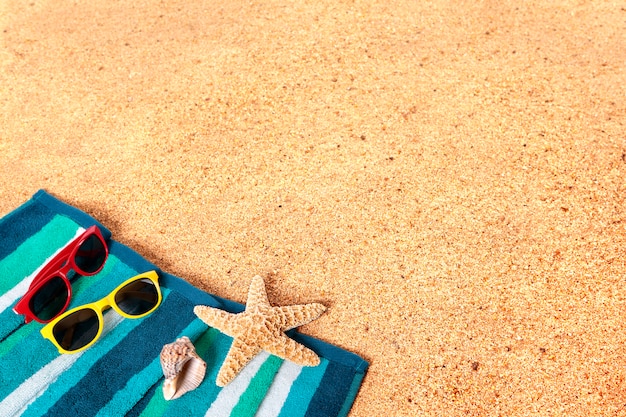 Foto fronteira de fundo de praia de férias de verão, óculos de sol, areia