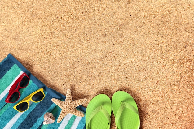 Fronteira de fundo de praia de verão, flip-flops, areia
