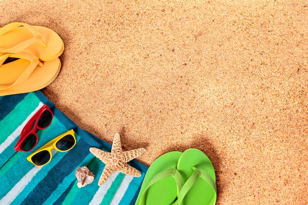 Fronteira de fundo de praia de verão, flip-flops, espaço de cópia de areia