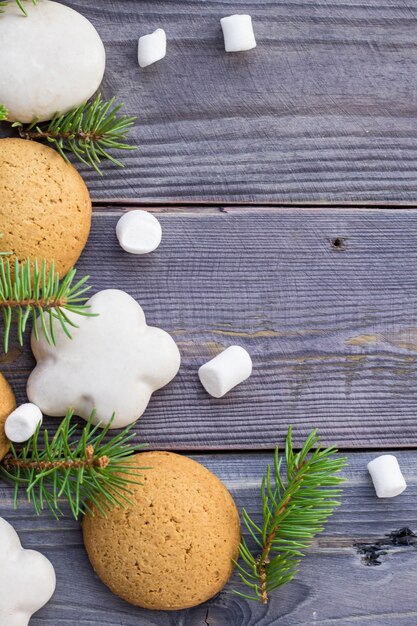 Fronteira de Natal com pão de mel, marshmallow e galho de árvore do abeto.