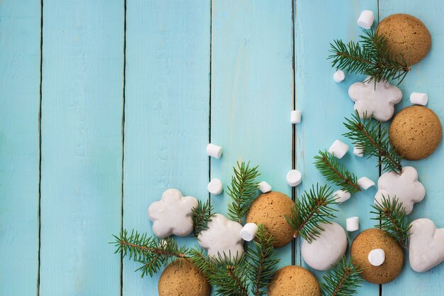 Fronteira de Natal com pão de mel, marshmallow e galho de árvore do abeto.