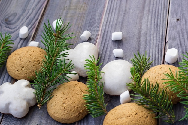 Fronteira de Natal com pão de mel, marshmallow e galho de árvore do abeto.