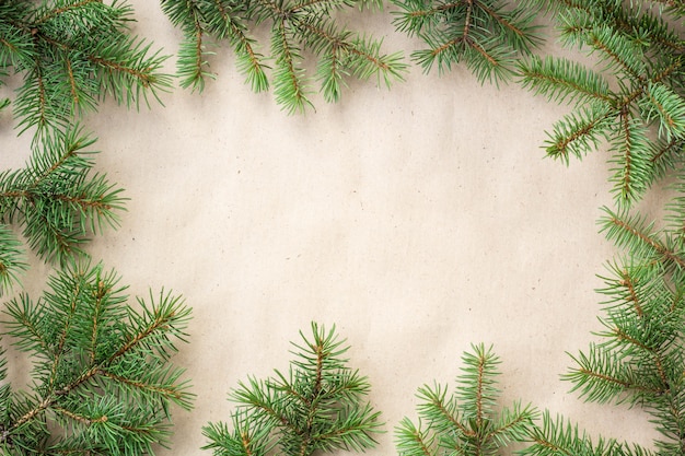 Fronteira de ramos de abeto na luz de fundo rústico, bom para o pano de fundo de Natal