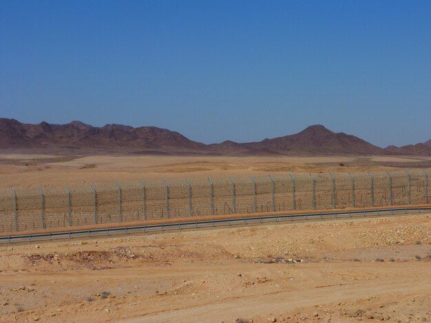 Foto frontera en el desierto contra el cielo despejado