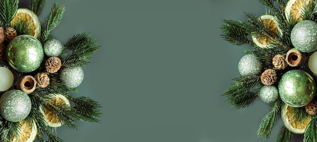 Foto frontera de navidad árbol de navidad bolas verdes