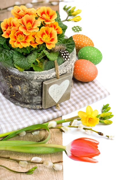 Frontera de Pascua con primavera, flores de primavera y decoraciones.
