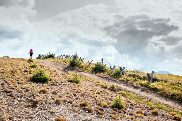 Frontera entre Ucrania y Rumania en las montañas de los Cárpatos, Hiker supera una ruta turística