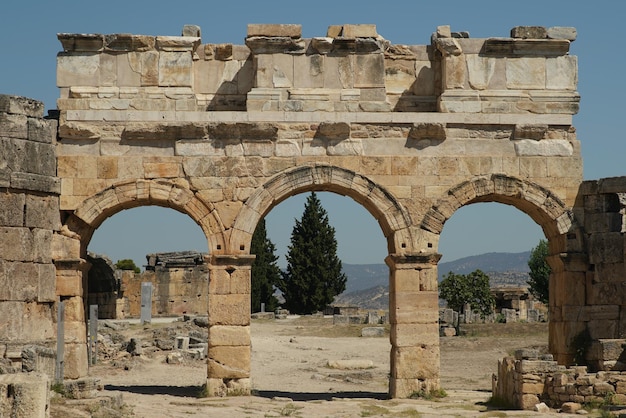 Frontinus Gate na cidade antiga de Hierapolis em Pamukkale Denizli Turkiye