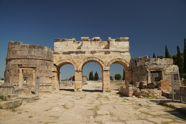 Frontinus Gate na cidade antiga de Hierapolis em Pamukkale Denizli Turkiye