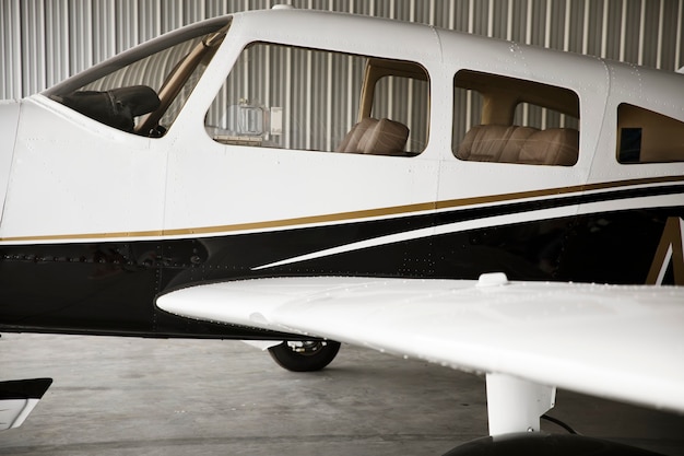 Frontpropellerflugzeug in einem Hangar geparkt