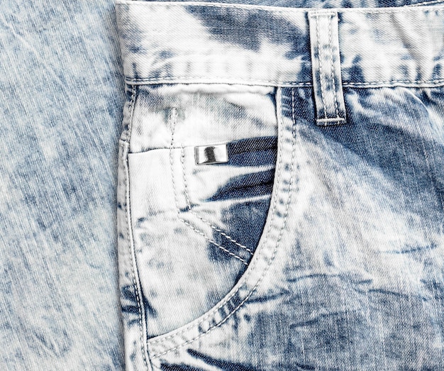 Fronttasche hellblauer Jeans Nahaufnahme