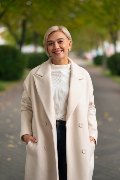 Frontview-Smiley-Frau, die im Freien posiert